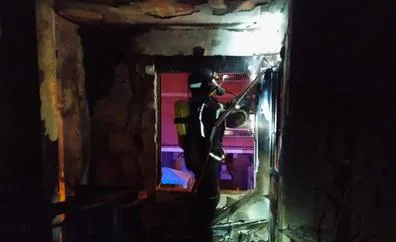 Los Bomberos de Ponferrada sofocan un incendio que calcinó la habitación de un piso en la calle Conde de los Gaitanes