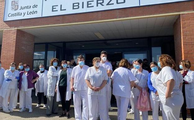 Imagen de archivo de una protesta de trabajadores del Hospital del Bierzo a las puertas del centro.
