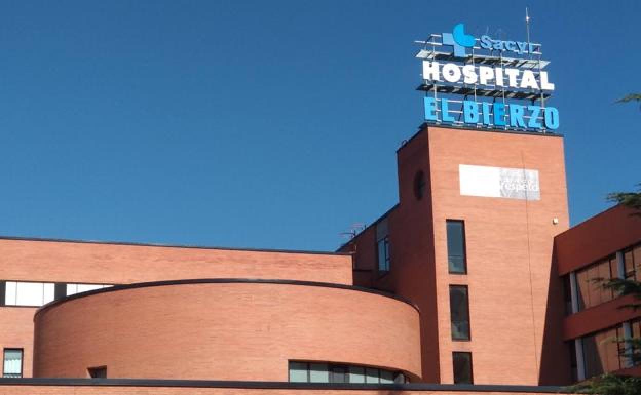 Imagen de la fachada del Hospital del Bierzo, donde la situación del personal ha sido calificada de «insostenible» por los procuradores socialistas de León. /Leonoticias