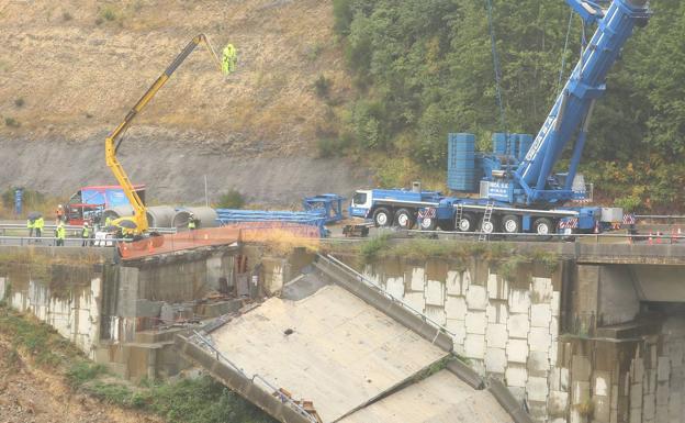 Comienza el desmontaje de las pilas 1 y 2 del viaducto del Castro de la A-6 en Vega de Valcarce