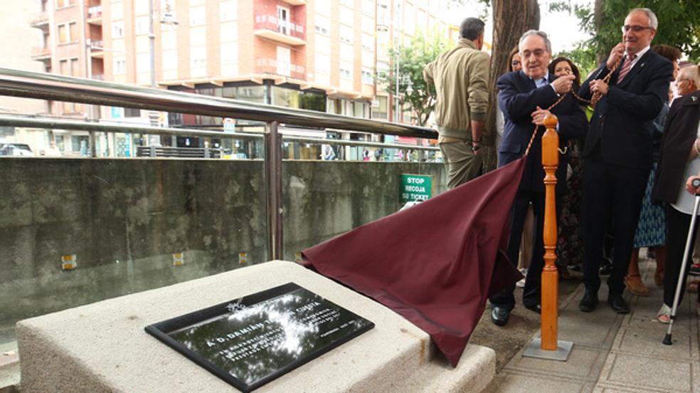 Ponferrada inaugura la placa en homenaje al presidente del Banco de Alimentos del Sil, Damián Tascón