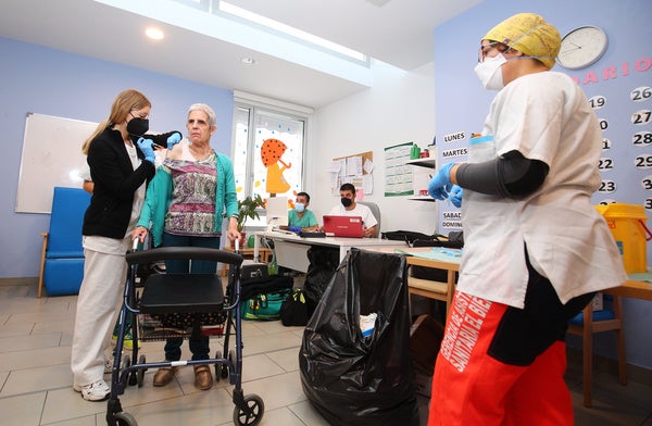 Inicio de la campaña de vacunación de cuarta dosis contra el COVID en Ponferrada