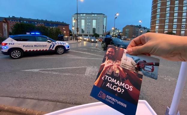 La Policía Municipal de Ponferrada y Espirituosos de España premian a una veintena de jóvenes conductores con tasa 0,0 de alcohol
