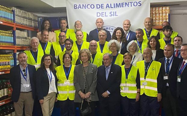 La reina emérita Sofía brinda su apoyo a la labor solidaria del Banco de Alimentos del Sil