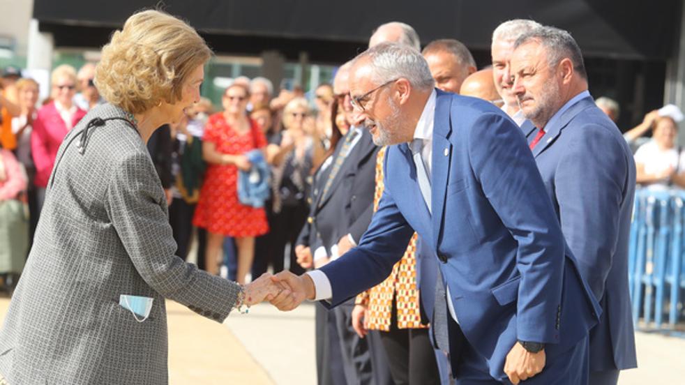 La La reina emérita Doña Sofía visita el Banco de Alimentos del Sil