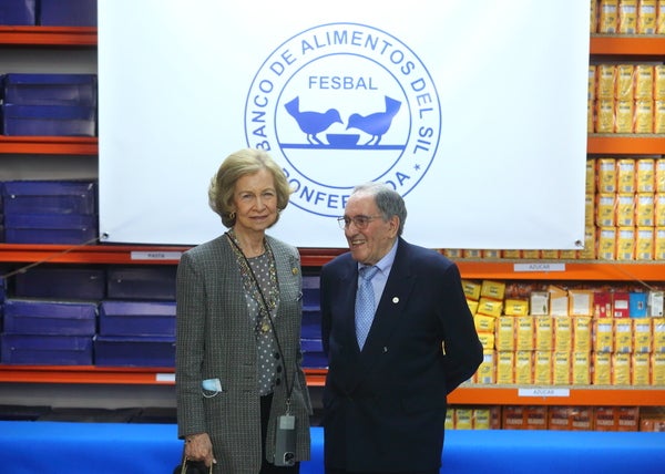 La reina emérita Doña Sofía visita el Banco de Alimentos del Sil en Ponferrada