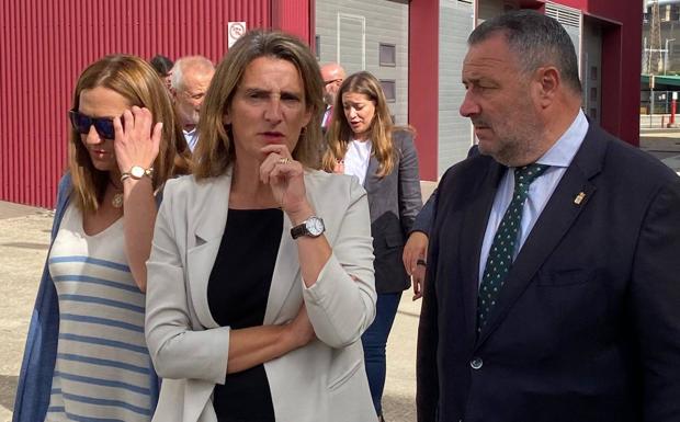 Teresa Ribera traslada el compromiso de contener el precio en las facturas de los consumidores con caldera compartida