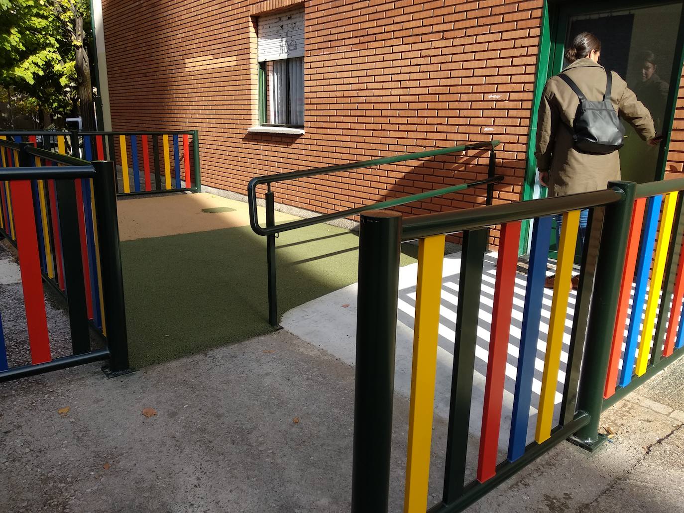 Visita de la delegada territorial de la Junta al colegio Campo de la Cruz