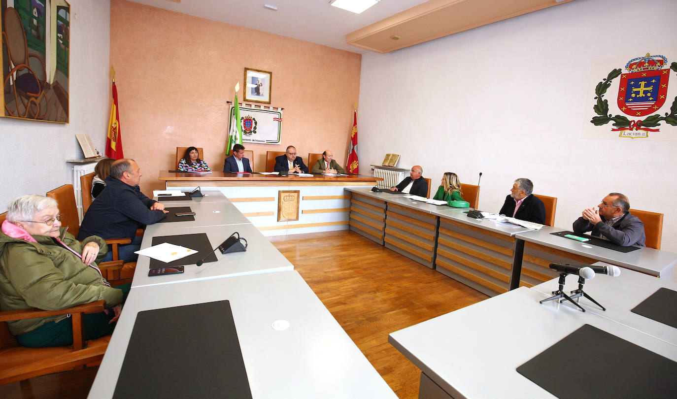 Reunión del consejero de Sanidad con la corporación municipal de Villablino