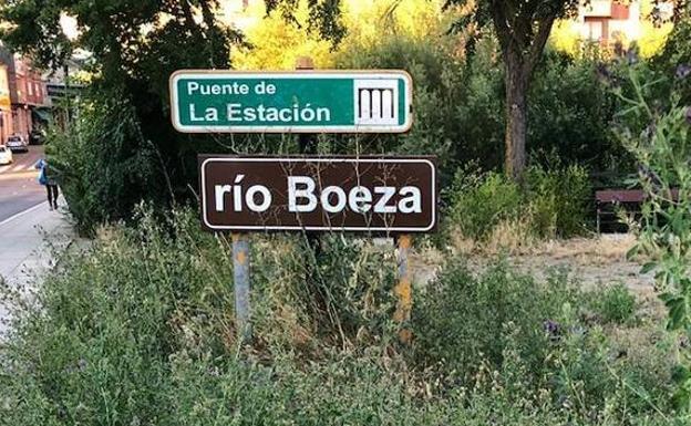 Imagen de archivo de un cartel del río Boeza en Bembibre./