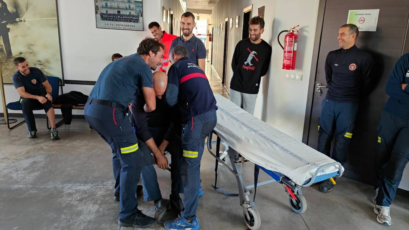 Los bomberos de Ponferrada participan en el curso de 'Movilización de víctimas caídas en entornos domiciliarios'