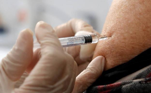 Imagen de una inyección de una vacuna.