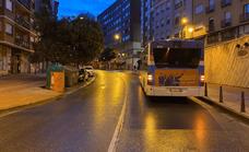 La avería de un autobús urbano corta al tráfico el carril de subida de la calle General Vives desde la glorieta de Correos en Ponferrada