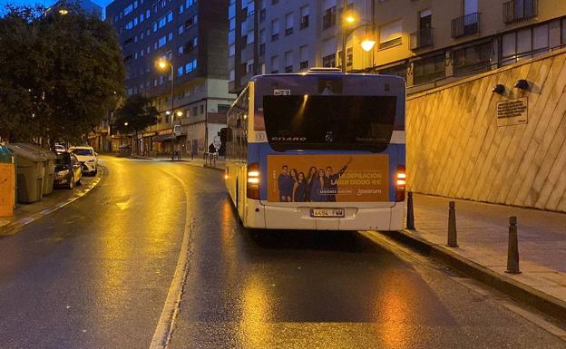 La avería de un autobús urbano corta al tráfico el carril de subida de la calle General Vives desde la glorieta de Correos en Ponferrada