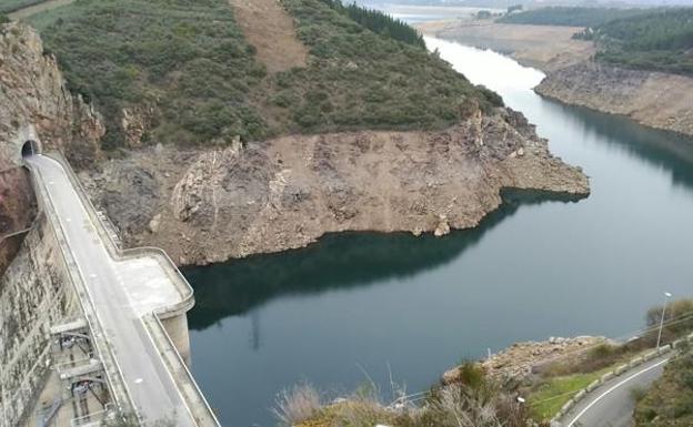 La adopción de medidas tempranas por la CHMS dan cierta «normalidad» al embalse de Bárcena