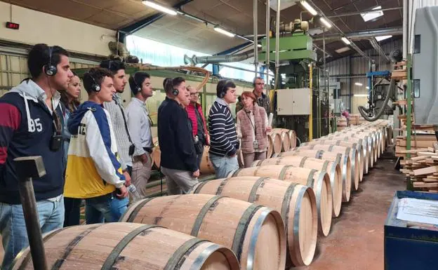 Los participantes visitaron en Burdeos una fábrica de barricas de roble francés. 