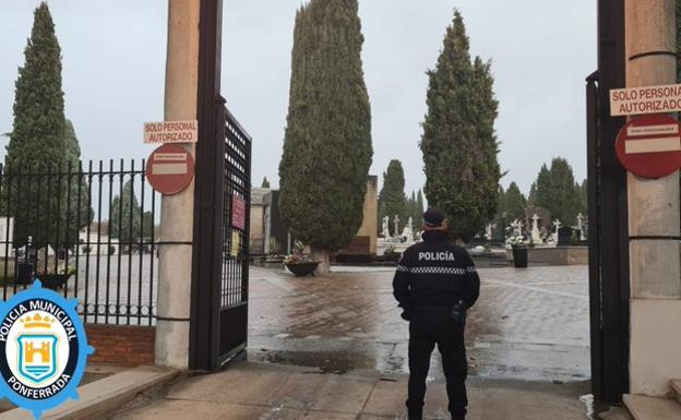 Más de 2.000 vehículos se desplazan al cementerio de Ponferrada durante el fin de semana