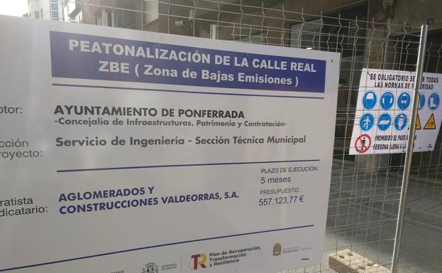 Obras de peatonalización de la calle Real ZBE en Ponferrada./Carmen Ramos