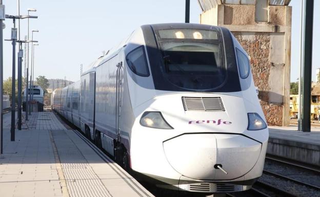Imagen de un tren Alvia. Ponferrada recupera los horarios de primera hora en el enlace con Madrid. 