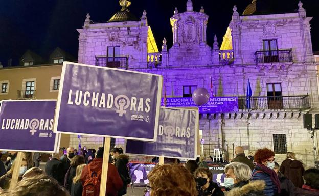 La Plataforma contra las Violencias Machistas del Bierzo recuerda en Ponferrada a las 1.171 mujeres asesinadas en España desde 2003