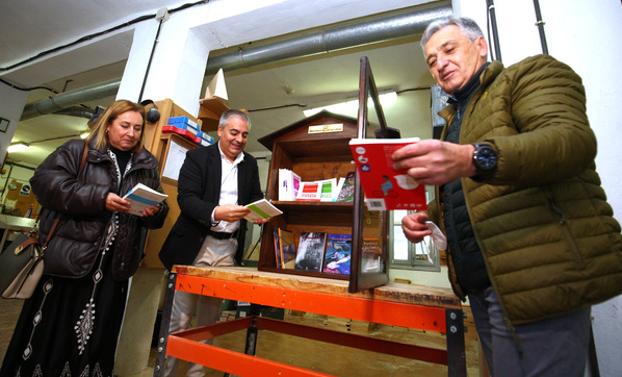 Asprona Bierzo y A Plena Cultura impulsan la lectura y la inclusión con una 'Bilioteca de los libros libres' en el hayedo de Busmayor