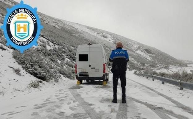 La Policía Local auxilia a un conductor atrapado con su vehículo en la nieve en el Morredero