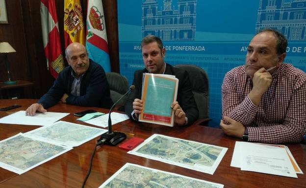 Los concejales de CB, Iván Alonso y Jesús López (I) presentaron el plan de eliminación de pozos negros./Carmen RAmos