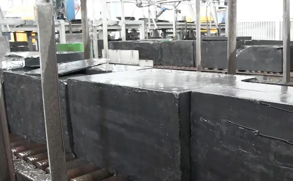 Imagen de bloques de pizarra listos para su tratamiento en la lína de producción. 