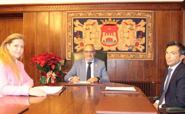 El alcalde de Ponferrada (C) durante la firma del nuevo convenio con la Oficina del Catastro./