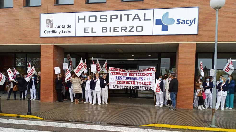 Protesta de las trabajadoras de la limpieza del Hospital del Bierzo