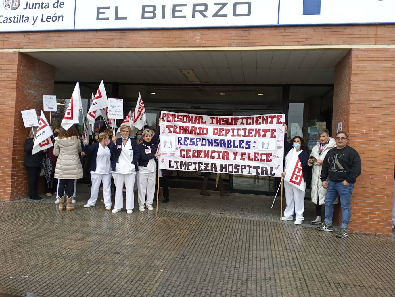 Protesta de las trabajadoras de la limpieza del Hospital del Bierzo