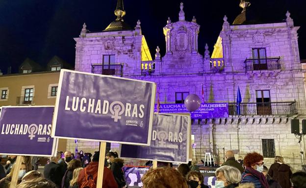 El feminismo berciano conmemora dividido el día internacional contra la violencia hacia las mujeres