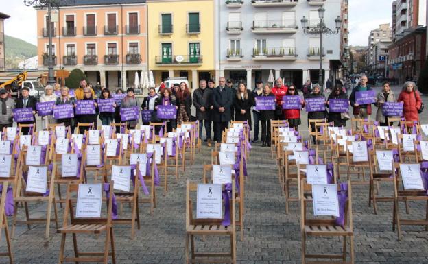 Sillas vacías y silencio en Ponferrada para recordar a las 1.171 víctimas de la violencia machista