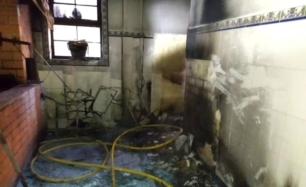 Los Bomberos de Ponferrada sofocan un incendio que calcinó un trastero anexo a una cocina usada para asar pimientos en el Palacio de Canedo