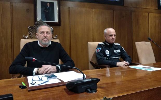 El concejal de Seguridad y el Intendente Jefe de la Policía Local presentaron el Plan de Seguridad 'Belén Navideño'.