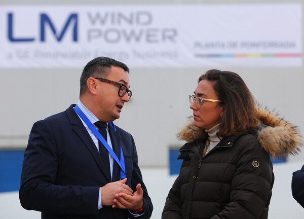 La consejera de Movilidad y Transformación Digital, María González Corral, junto al director de la empresa LM Wind Power Ponferrada, Jorge López, durante su visita a las instalaciones de la factoría.