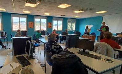 El aula UNED de Vega de Espinareda acoge un curso de inciación al inglés
