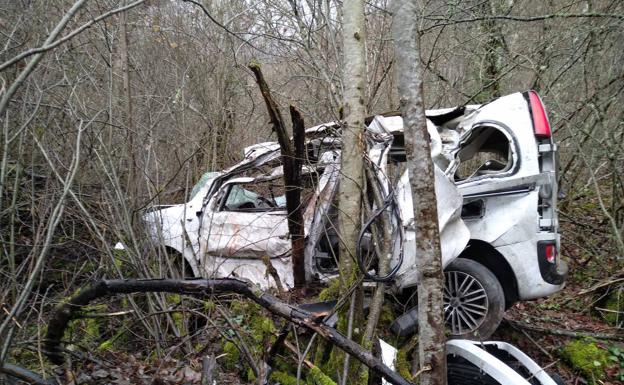 Muere el conductor de una furgoneta tras caer por un terraplén de 30 metros en Cuevas del Sil