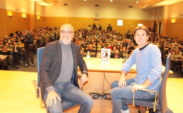 Ponferrada se vuelca con Jesús Cintora en la presentación de su libro 'No quieren que lo sepas'