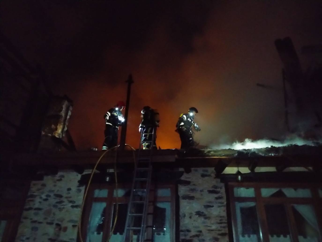 Incendio en una vivienda en la localidad de Castroquilame.