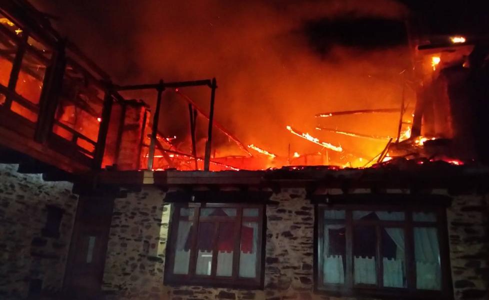 Un incendio en una chimenea destruye la cubierta, una planta y provoca graves daños en una vivienda en Castroquilame