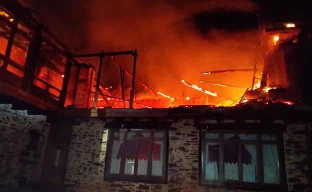 Un incendio en una chimenea destruye la cubierta, una planta y provoca graves daños en una vivienda en Castroquilame