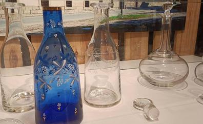 Una visita comentada pone el broche final a la exposición sobre la historia y la artesanía del vidrio en el Museo de la Energía