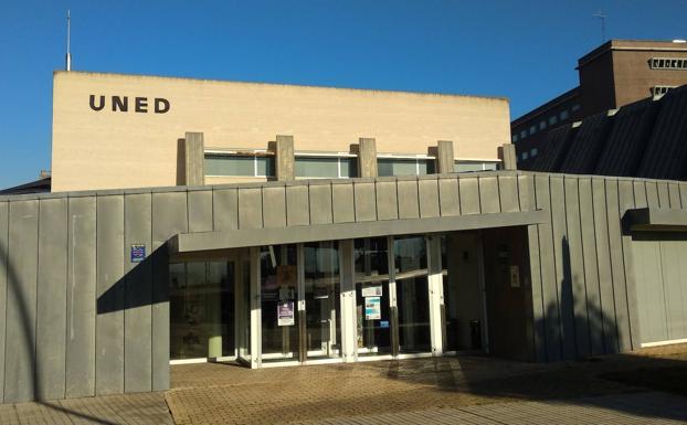 El aula Uned de Vega de Espinareda acoge un curso de iniciación al inglés para mayores de 55 años