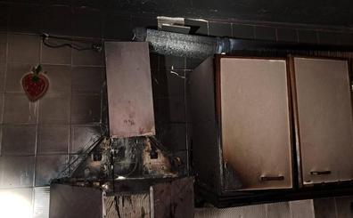 Un herido en un incendio en una vivienda en Villafranca del Bierzo provocado por la inflamación del aceite de una sartén