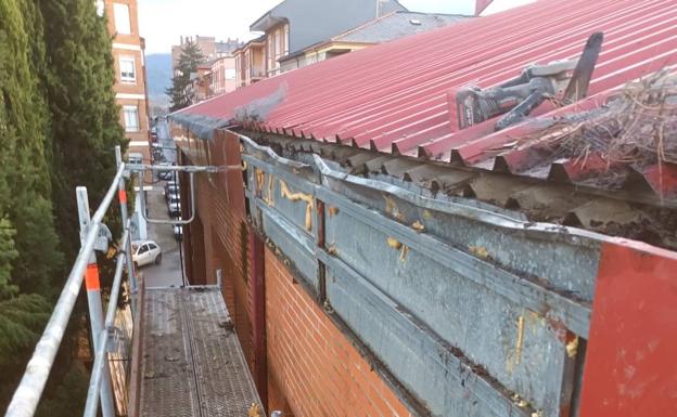 Ponferrada destina más de 16.000 euros a reparar la cubierta de las piscinas climatizadas de la calle Ángel Pestaña