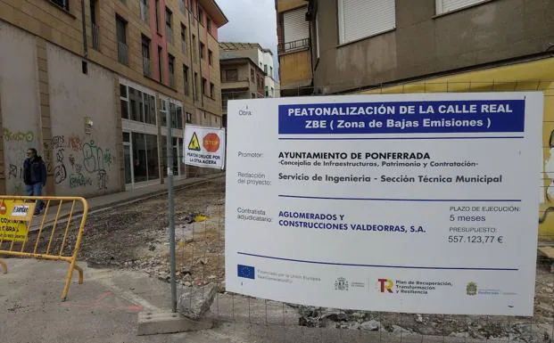 Obras de peatonalización de la calle Real de Ponferrada./Carmen RAmos