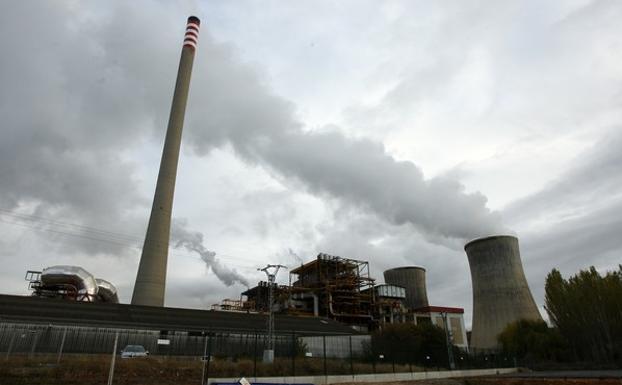 Endesa volará el día 26 las torres de refrigeración y la chimenea G3 de la térmica de Cubillos del Sil