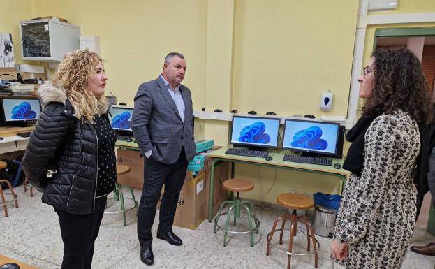 El alcalde visita el centro escolar que ha recibido los ordenadores.