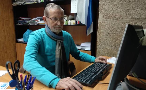 El portavoz municipal del PRB, Tarsicio Carballo, en el despacho del Ayuntamiento./Carmen Ramos